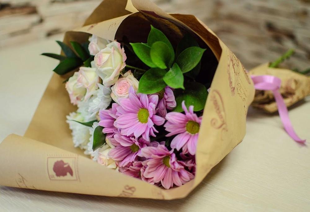 Букет цветов из: Розы и Хризантемы в Змейке