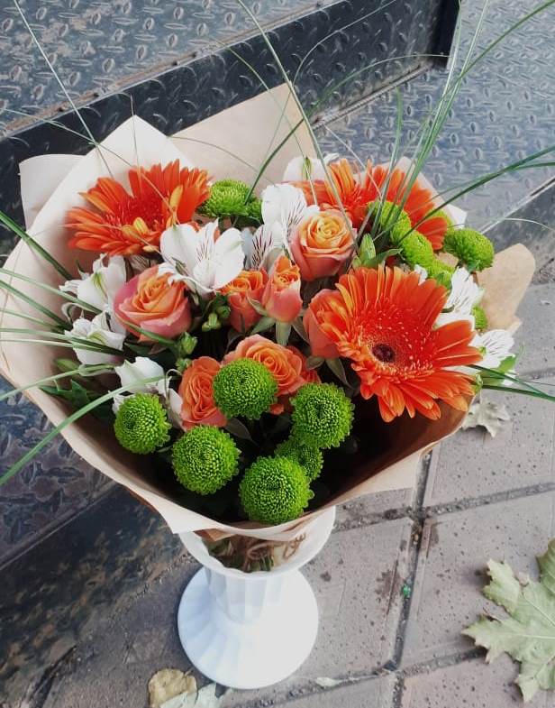 Букет цветов из: Герберы, Хризантемы, Альстромерии и Розы в Змейке
