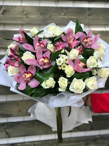 Букет цветов из: Розы и Хризантемы в Змейке