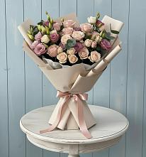 Букет цветов из:  Розы и Лизиантусы в Змейке