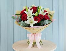 Букет цветов из:  Лилии и Розы в Змейке
