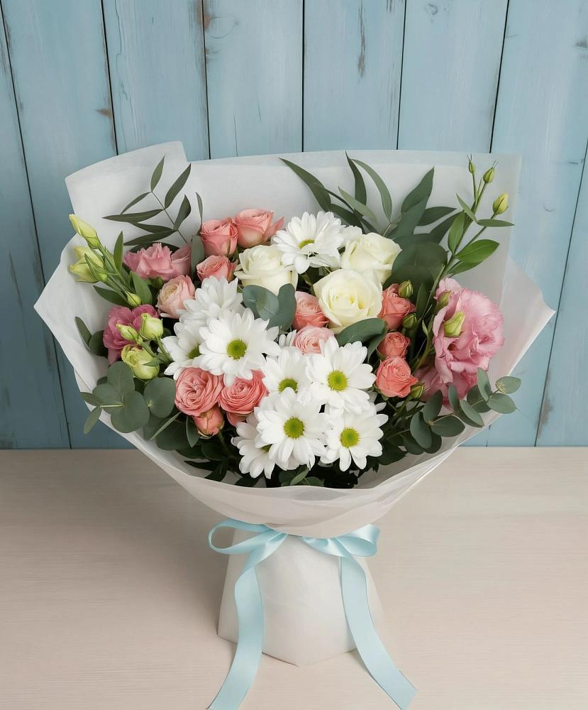 Букет цветов из: Розы, Лизиантусы и Хризантемы в Змейке