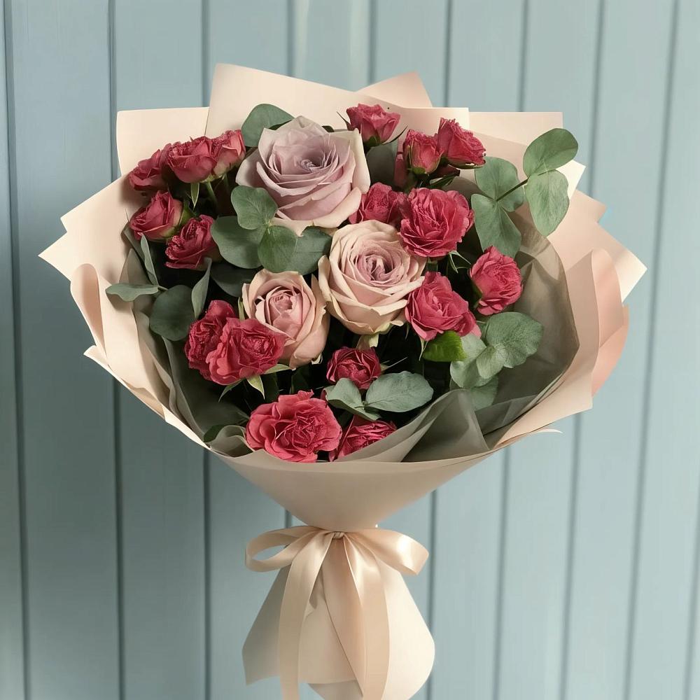 Букет цветов из: Гвоздики и Розы в Змейке