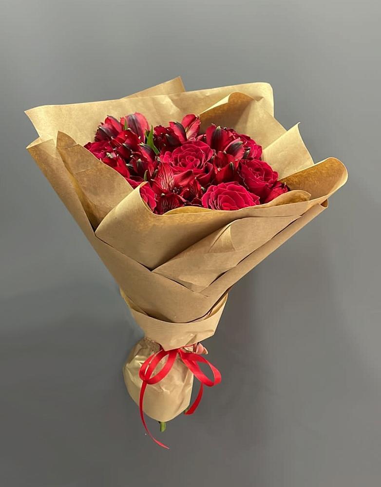 Букет цветов из: Альстромерии и Розы в Змейке