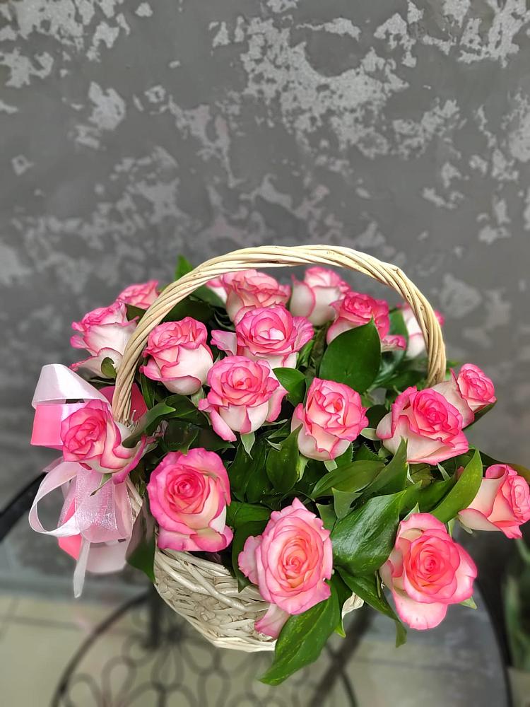 Цветочная композиция из Розы в корзине в Змейке
