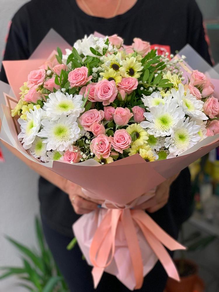 Букет цветов из: Розы и Хризантемы в Змейке