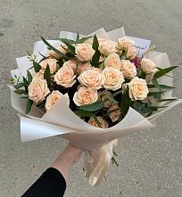 Букет Кремовые розы Латте в Змейке