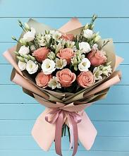 Букет цветов из:  Розы, Альстромерии и Лизиантусы в Змейке