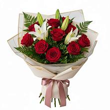 Букет цветов из:  Лилии и Розы в Змейке