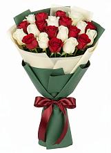 Букет Микс из красных и белых роз в Змейке