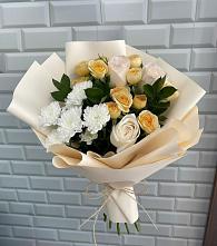 Букет цветов из:  Розы и Хризантемы в Змейке