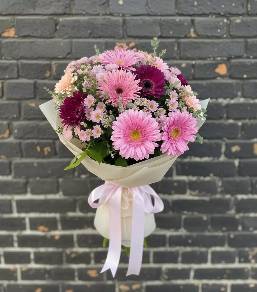 Букет цветов из: Герберы и Хризантемы в Змейке