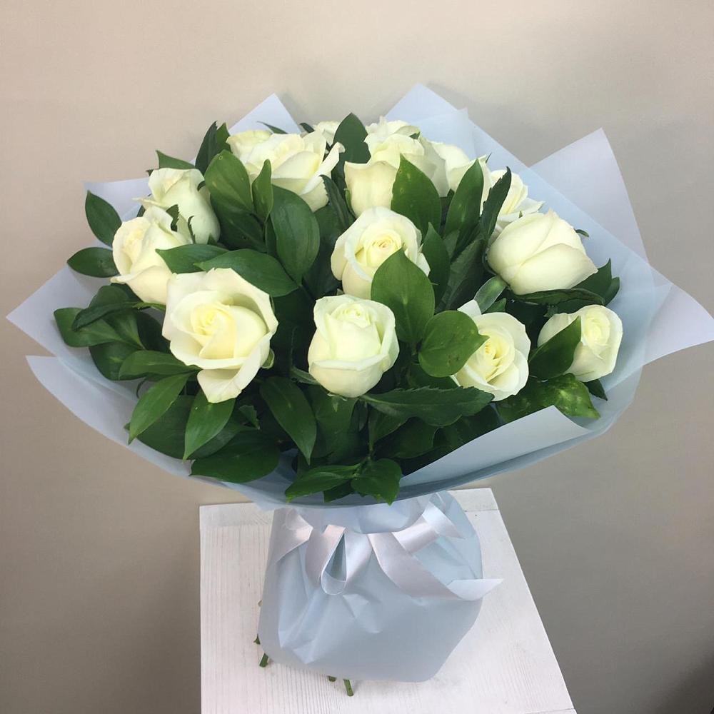 Букет 15 Белых роз Проуд в Змейке