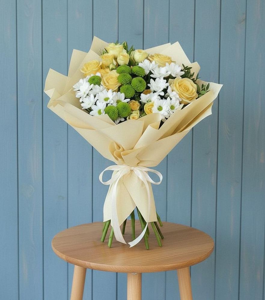 Букет цветов из: Хризантемы и Розы в Змейке