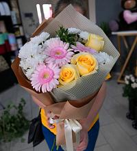 Букет цветов из:  Герберы, Розы и Хризантемы в Змейке
