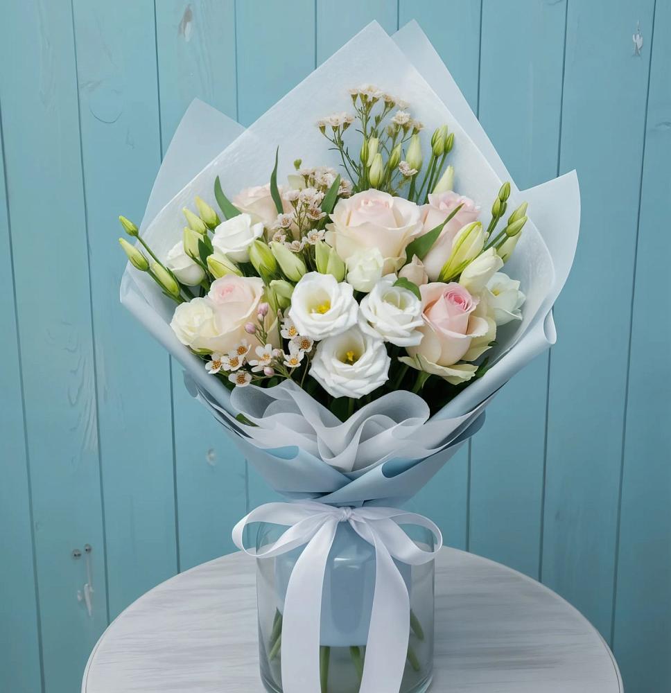 Букет цветов из: Розы и Лизиантусы в Змейке