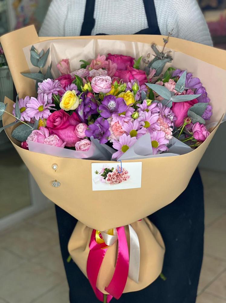 Букет цветов из: Хризантемы, Гвоздики и Альстромерии в Змейке