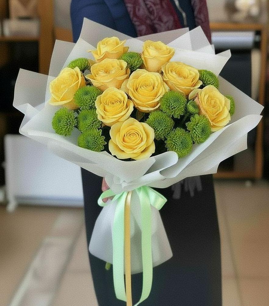 Букет цветов из: Хризантемы и Розы в Змейке