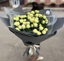 Букет Белые кустовые розы Солинеро в Змейке