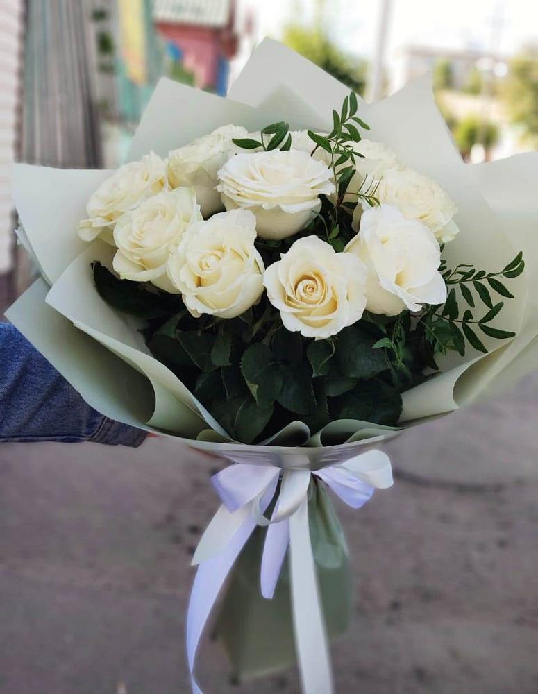 Букет Белые розы Проуд в Змейке