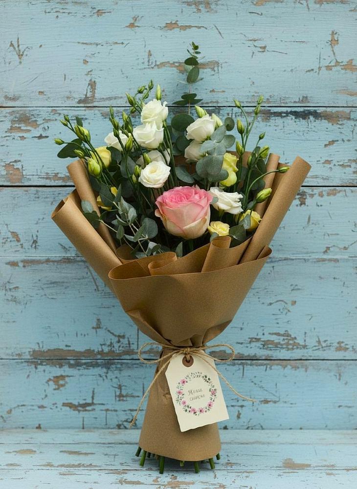 Букет цветов из: Розы и Лизиантусы в Змейке