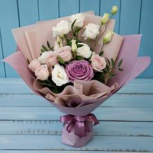 Букет цветов из:  Розы и Лизиантусы в Змейке