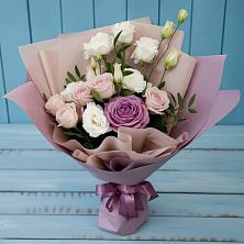 Букет цветов из:  Розы и Лизиантусы в Змейке