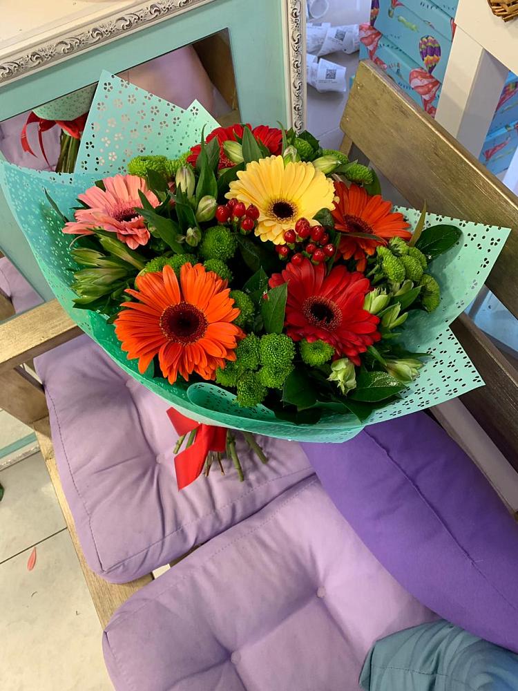 Букет цветов из: Герберы, Хризантемы и Альстромерии в Змейке
