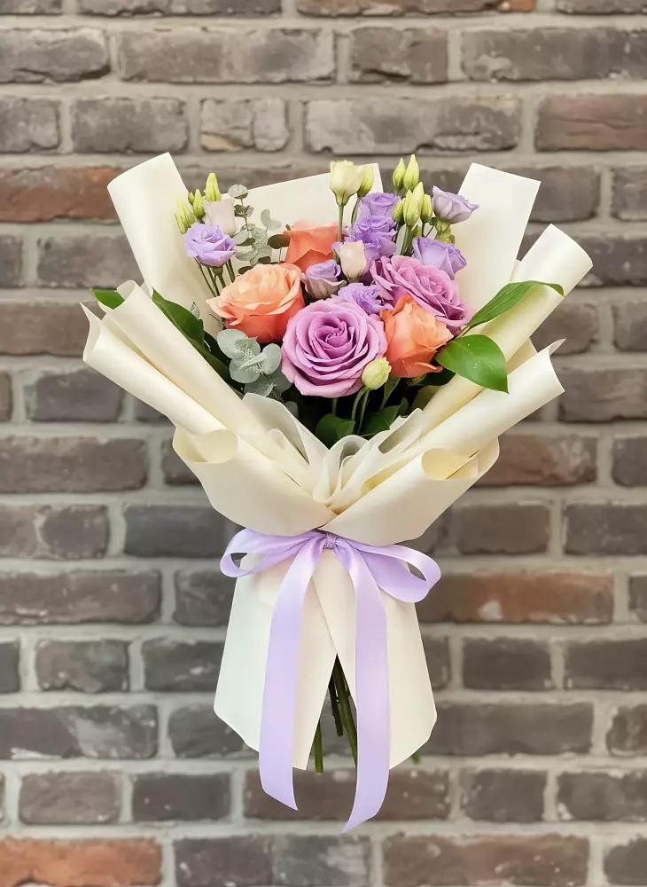 Букет цветов из: Лизиантусы и Розы в Змейке