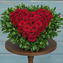 Цветочная композиция из Розы в виде сердца в Змейке