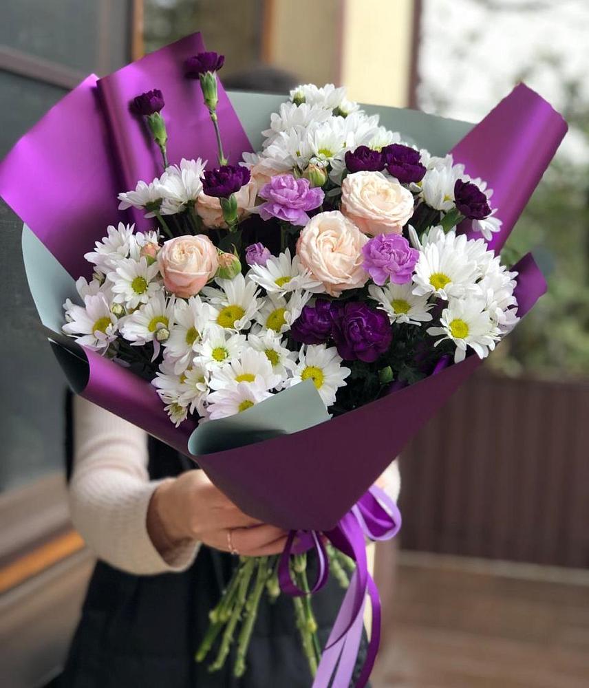 Букет цветов из: Хризантемы, Гвоздики и Розы в Змейке