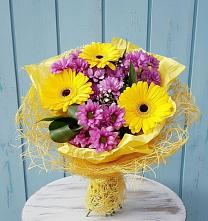Букет цветов из:  Хризантемы и Герберы в Змейке