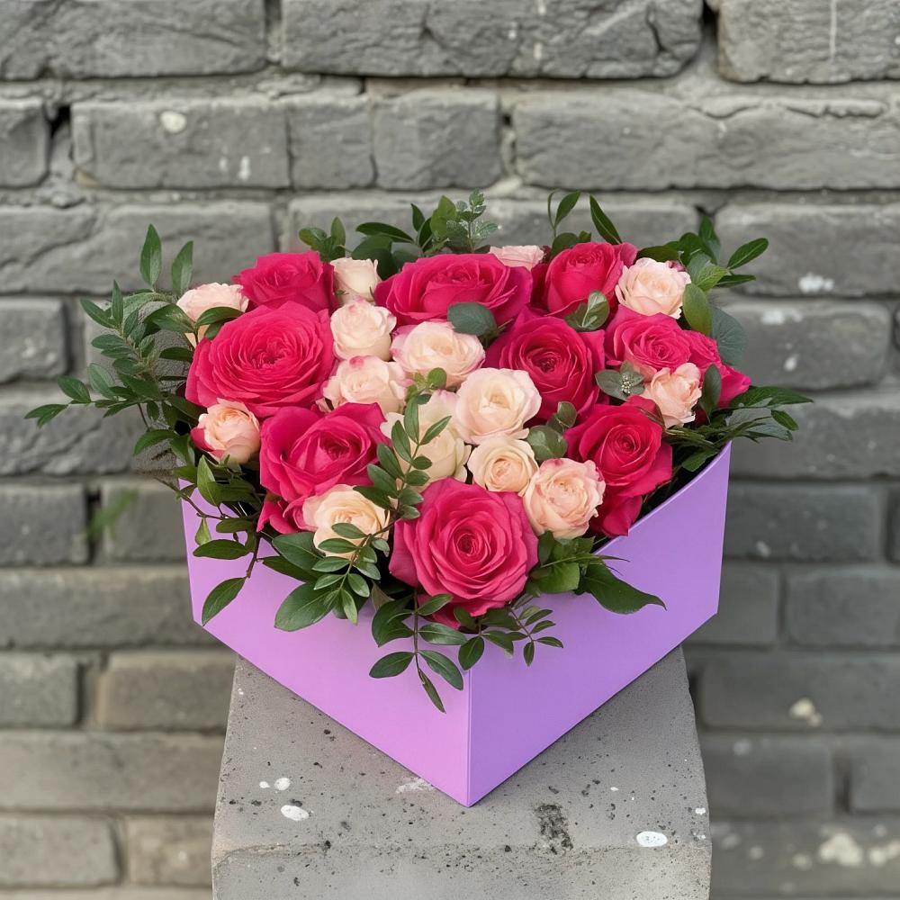 Цветочная композиция из Розы в коробке в Змейке