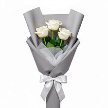 Букет 3 белые розы в Змейке