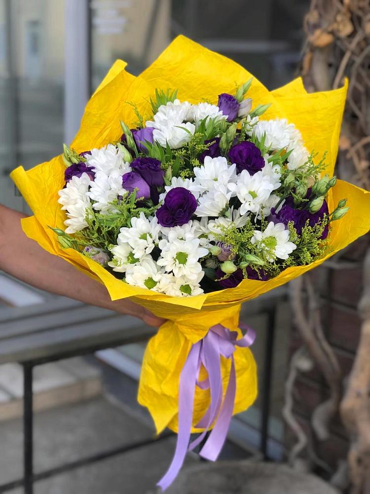 Букет цветов из: Ирисы, Хризантемы и Ромашки в Змейке