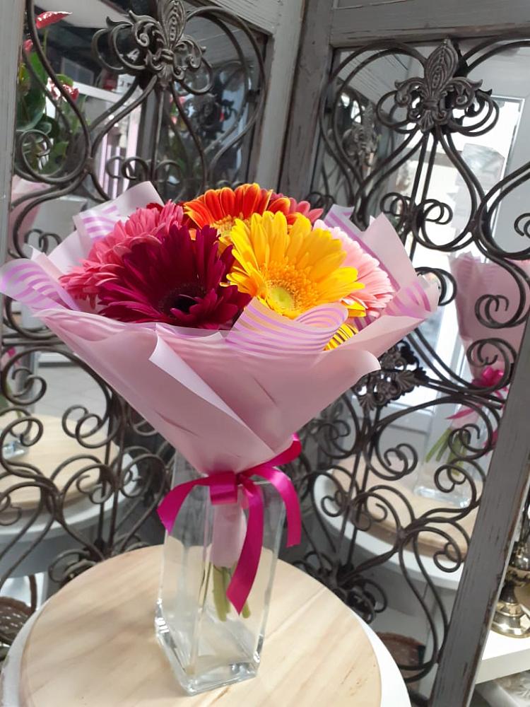 Букет цветов из: Герберы в Змейке