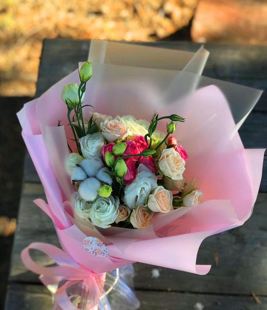 Букет цветов из: Розы и Лизиантусы в Змейке