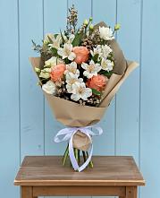 Букет цветов из:  Альстромерии, Лизиантусы, Розы и Хризантемы в Змейке