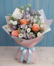 Букет цветов из:  Лизиантусы, Розы, Альстромерии и Гипсофила в Змейке