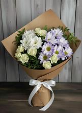 Букет цветов из:  Хризантемы и Розы в Змейке