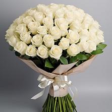 Букет 101 беля роза Белоснежка в Змейке