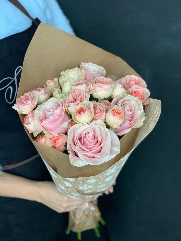 Букет цветов из: Хризантемы и Розы в Змейке