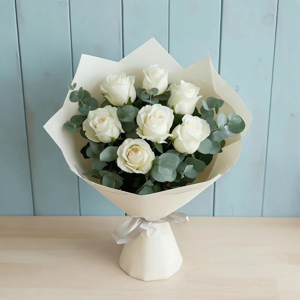 Букет Белые розы в Эвкалипте в Змейке