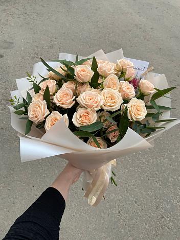 Букет Кремовые розы Латте в Змейке