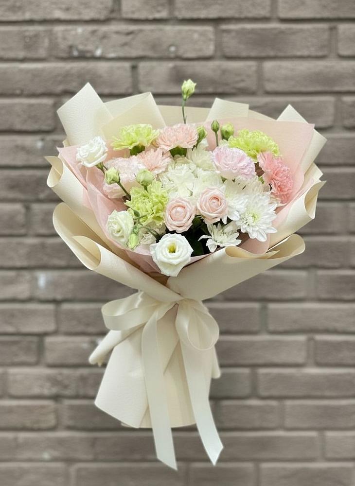 Букет цветов из: Гвоздики, Розы, Лизиантусы и Хризантемы в Змейке