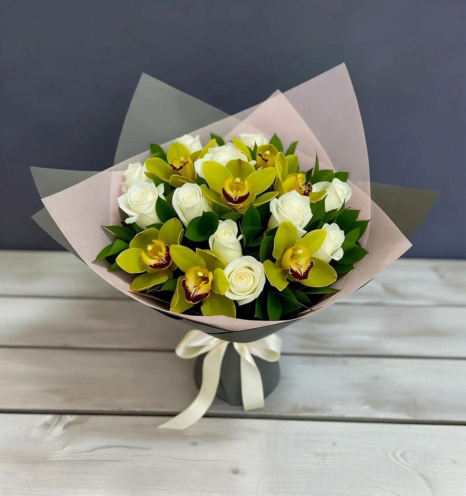 Букет цветов из: Орхидеи и Розы в Змейке