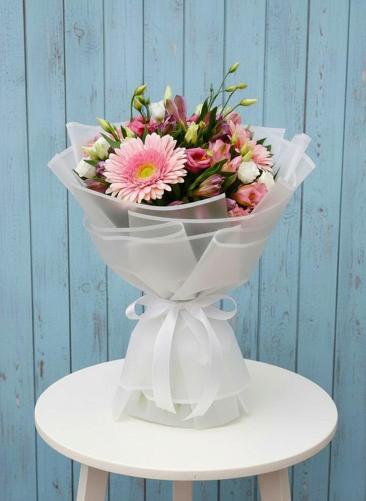 Букет цветов из: Герберы, Альстромерии и Лизиантусы в Змейке