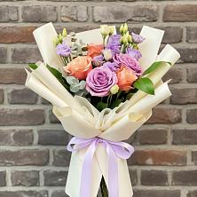 Букет цветов из:  Лизиантусы и Розы в Змейке