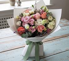 Букет цветов из:  Розы, Лизиантусы и Гвоздики в Змейке