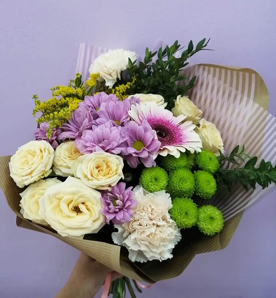 Букет цветов из: Хризантемы, Розы, Гвоздики и Герберы в Змейке